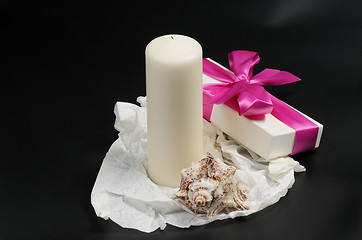 Image showing Gift box with ribbon.