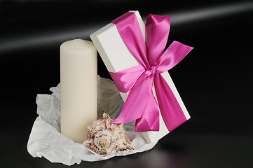 Image showing Gift box with ribbon.