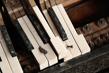 Image showing broken piano keyboard