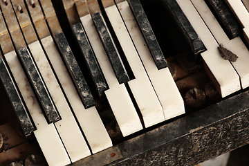 Image showing broken piano keyboard