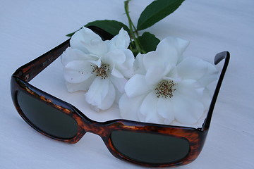 Image showing Sunglasses and white roses