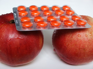 Image showing apples and tablets