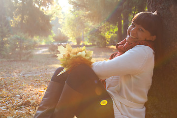 Image showing pretty woman in the autumn park 