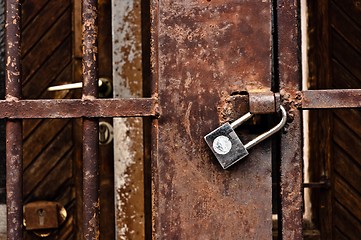 Image showing Old rusty padlock on cell door