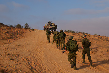 Image showing Israeli soldiers excersice in a desert