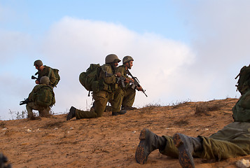 Image showing Israeli soldiers excersice in a desert