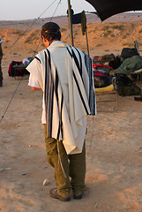 Image showing jewish praying  slodiers