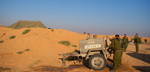 Image showing Israeli soldiers excersice in a desert