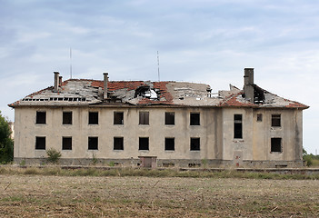 Image showing Old building with destroyed roof.