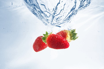 Image showing strawbarry fruit in water