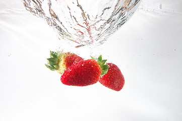 Image showing strawbarry fruit in water