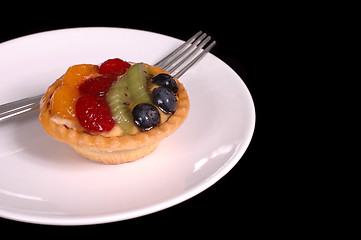 Image showing Fruit tart on plate 1