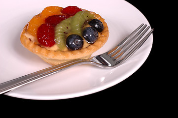 Image showing Fruit tart on plate 2