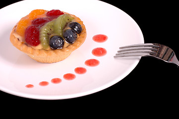 Image showing Fruit tart with strawberry sauce