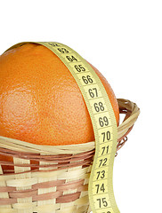 Image showing grapefruit in the basket and tape measure