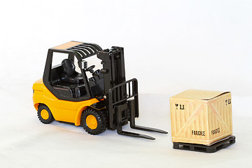 Image showing Forklift unload