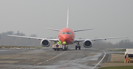 Image showing Towing Boeing