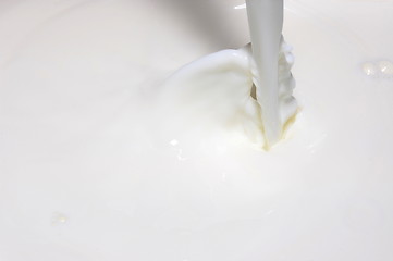 Image showing splashing milk