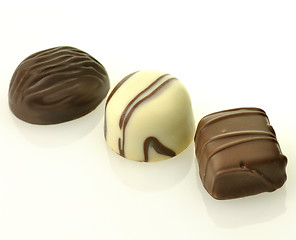 Image showing white and dark chocolate candies