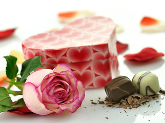 Image showing pink rose and gift box