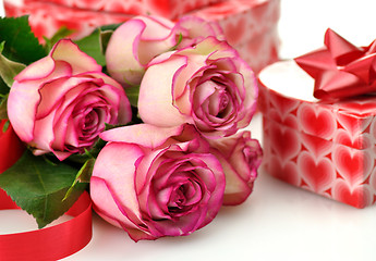 Image showing pink roses and gift box