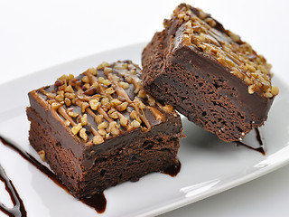 Image showing brownies with chocolate sauce 