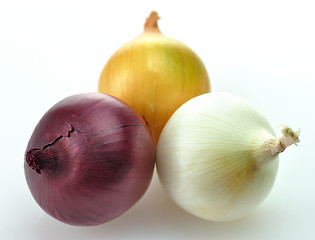 Image showing red, yellow and white onions