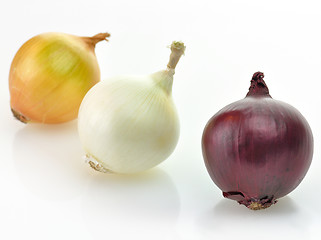 Image showing red, yellow and white onions