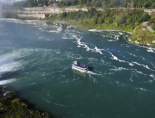 Image showing A boat in a river next to Niagara falls 