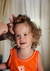 Image showing combing hair little girl 