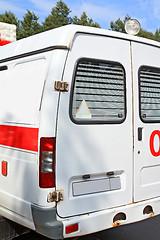 Image showing car to ambulance on road