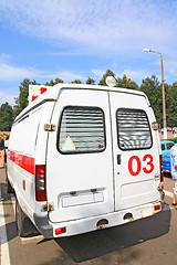 Image showing car to ambulance on road