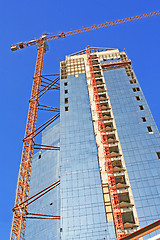 Image showing  hoisting-crane   with  building