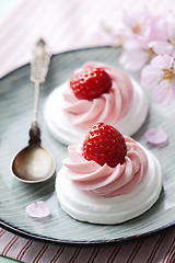 Image showing strawberry merigue cakes
