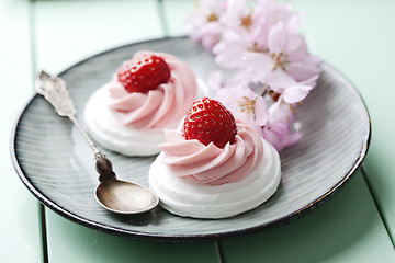 Image showing strawberry merigue cakes