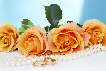 Image showing  wedding roses with necklace and gold rings