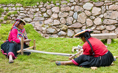 Image showing Peruvian women weaving