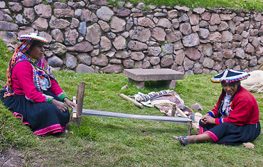 Image showing Peruvian women weaving