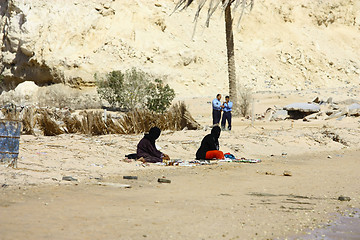 Image showing Arabian women and police