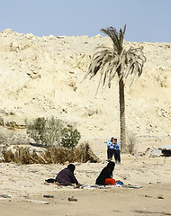 Image showing Arabian women and police