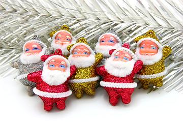 Image showing Some dolls of Santa Claus are together 