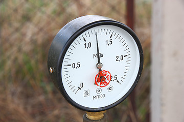 Image showing Gas manometer gauge with a black arrow