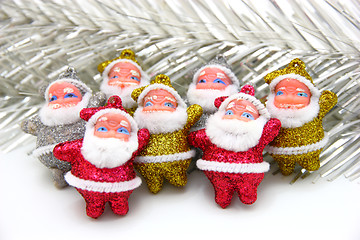 Image showing Some dolls of Santa Claus are together 