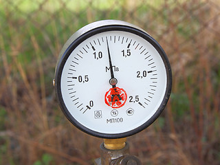 Image showing Gas manometer gauge with a black arrow