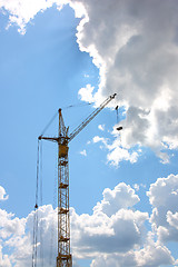 Image showing Building of the new high house by the crane