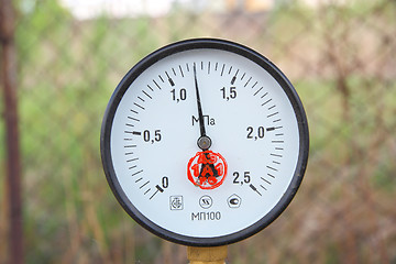 Image showing Gas manometer gauge with a black arrow