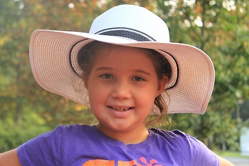 Image showing Portrait of a pretty little girl in beige hat