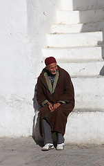 Image showing The old man sitting on the stairs