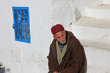 Image showing The old man sitting on the stairs