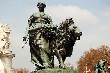 Image showing Queen Victoria's Memorial outside Buckingham Palace